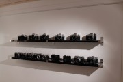 kameror på en hylla med metallbeslag